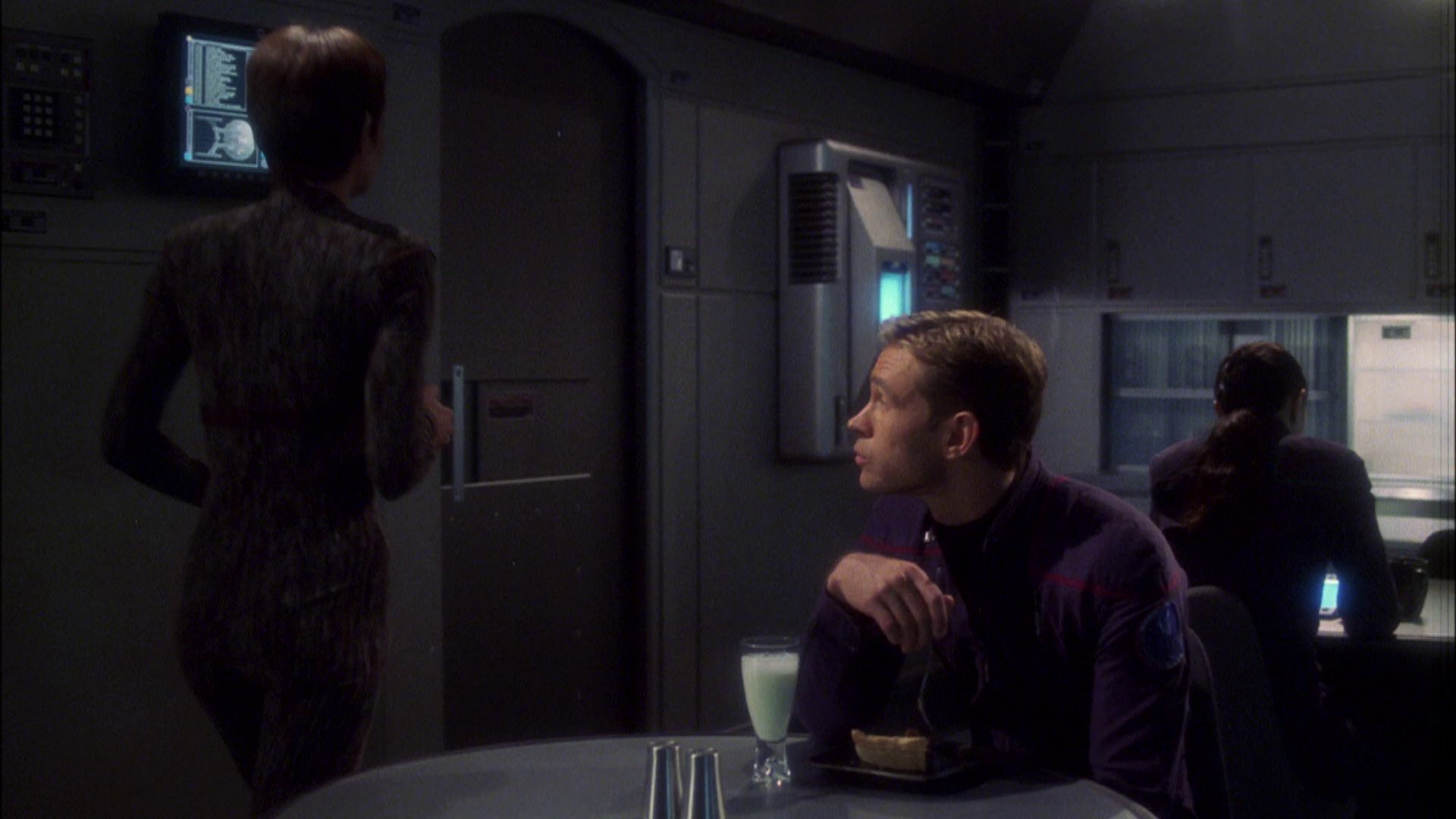 extant_StarTrek_ENT_1x08-BreakingTheIce_0479.jpg