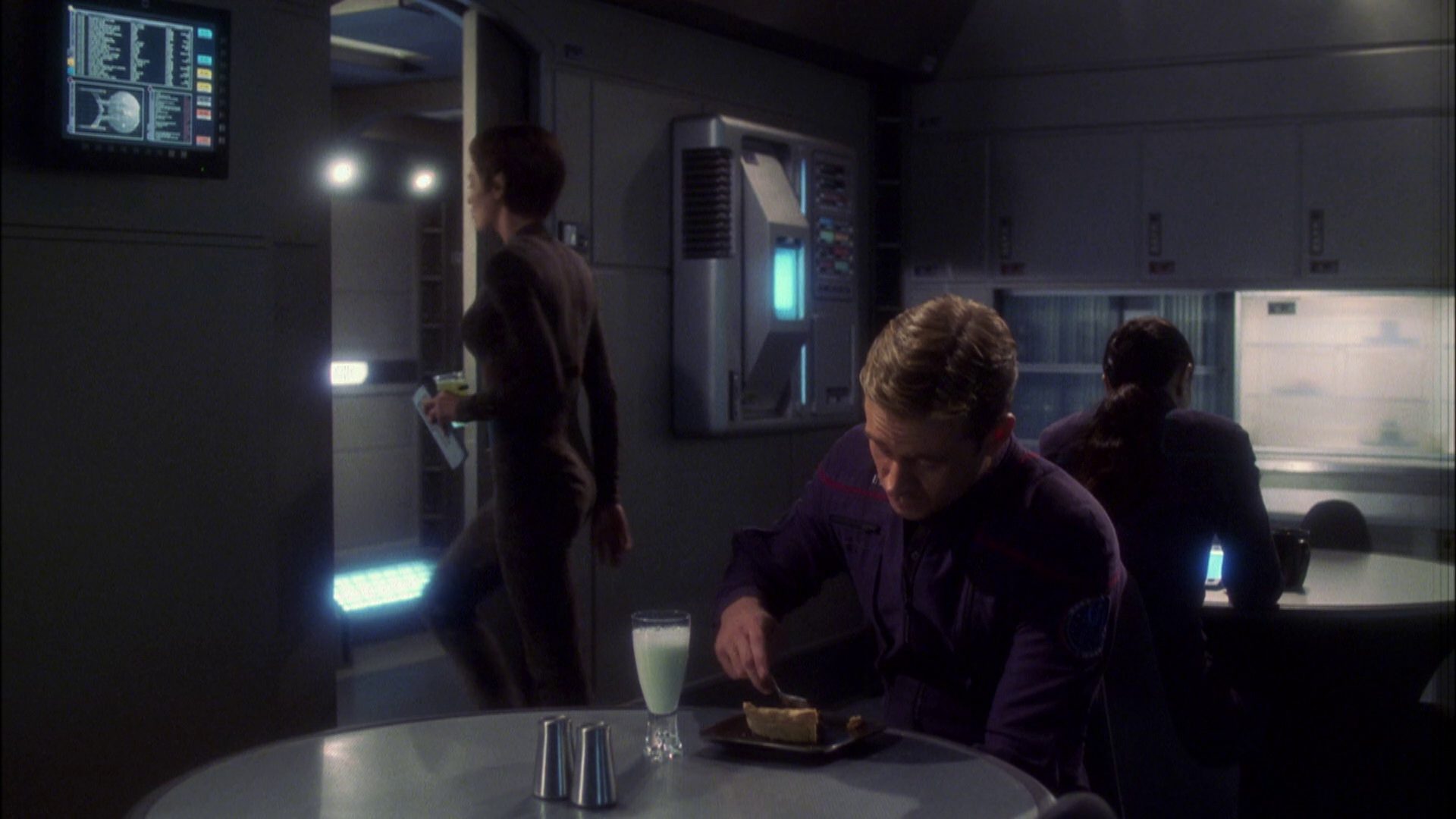 extant_StarTrek_ENT_1x08-BreakingTheIce_0484.jpg
