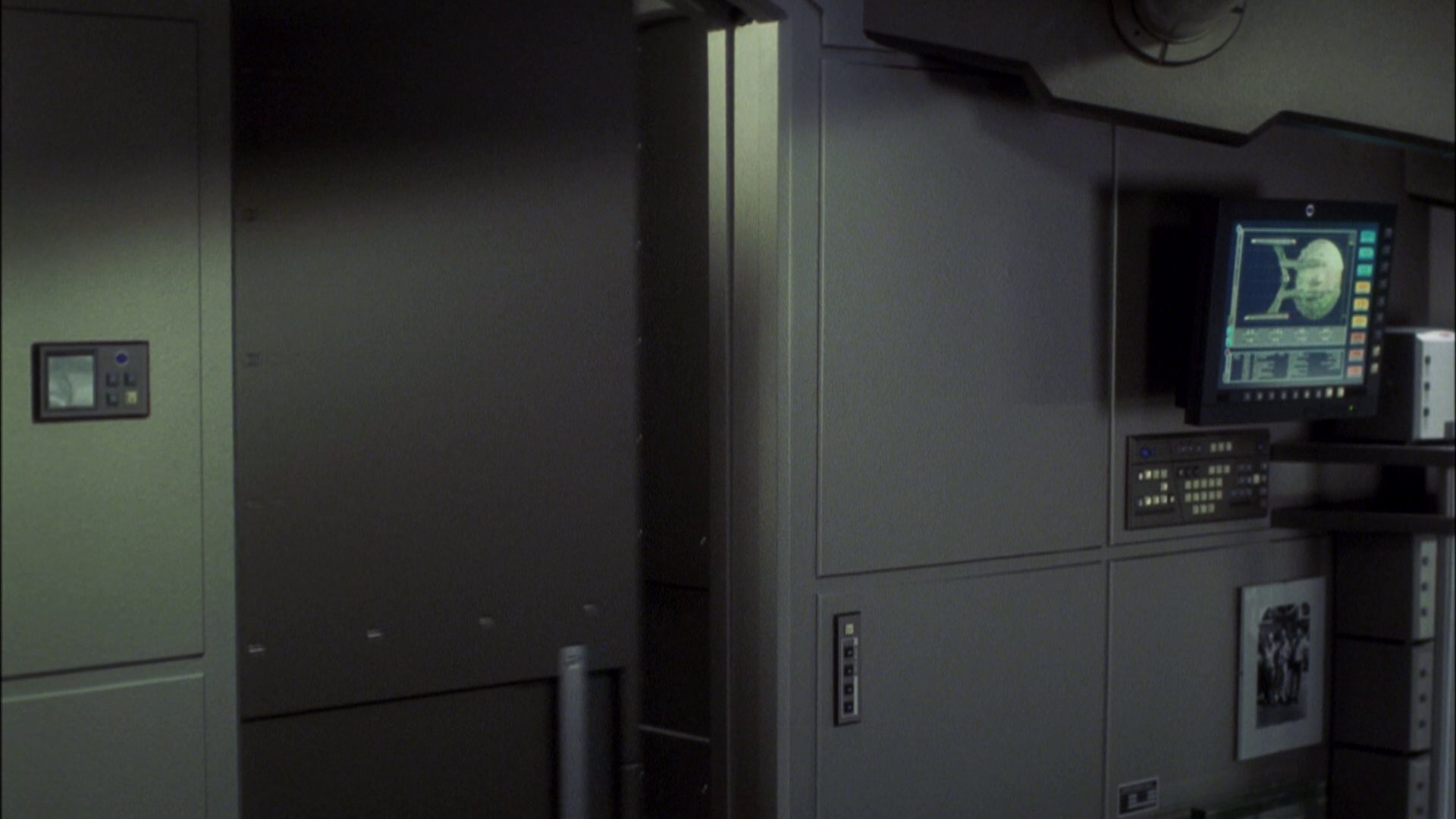 extant_StarTrek_ENT_1x08-BreakingTheIce_0663.jpg