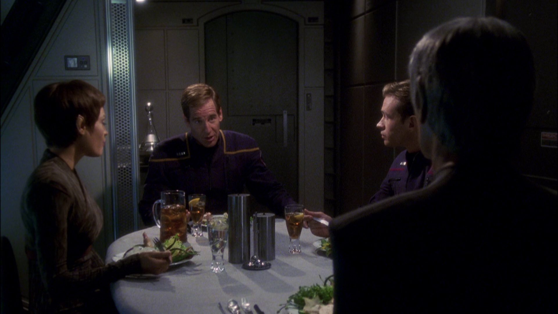extant_StarTrek_ENT_1x08-BreakingTheIce_2199.jpg
