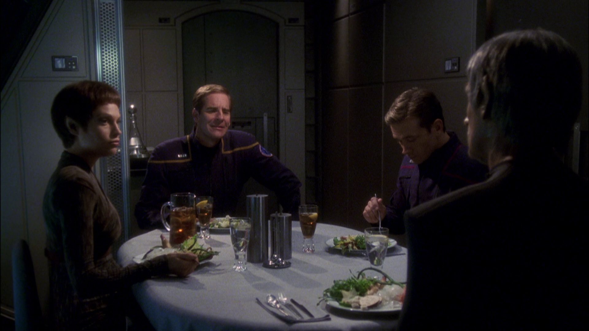extant_StarTrek_ENT_1x08-BreakingTheIce_2208.jpg