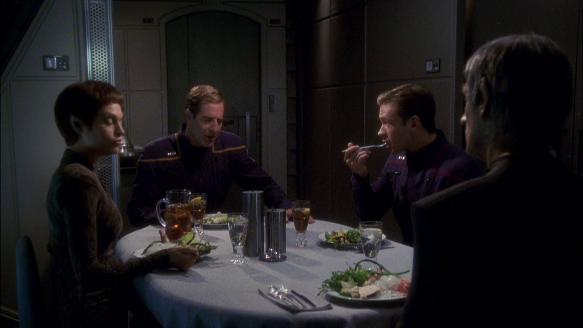 extant_StarTrek_ENT_1x08-BreakingTheIce_2211.jpg