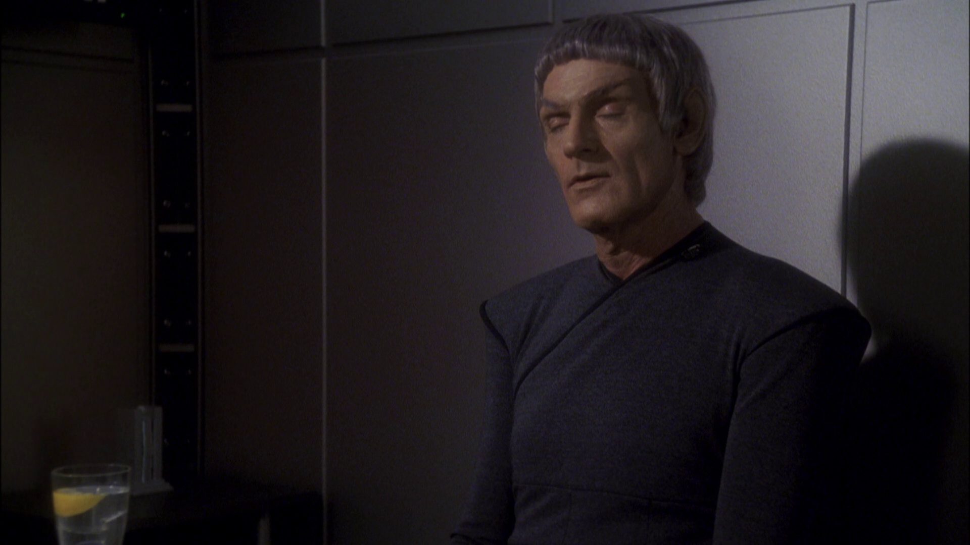 extant_StarTrek_ENT_1x08-BreakingTheIce_2259.jpg