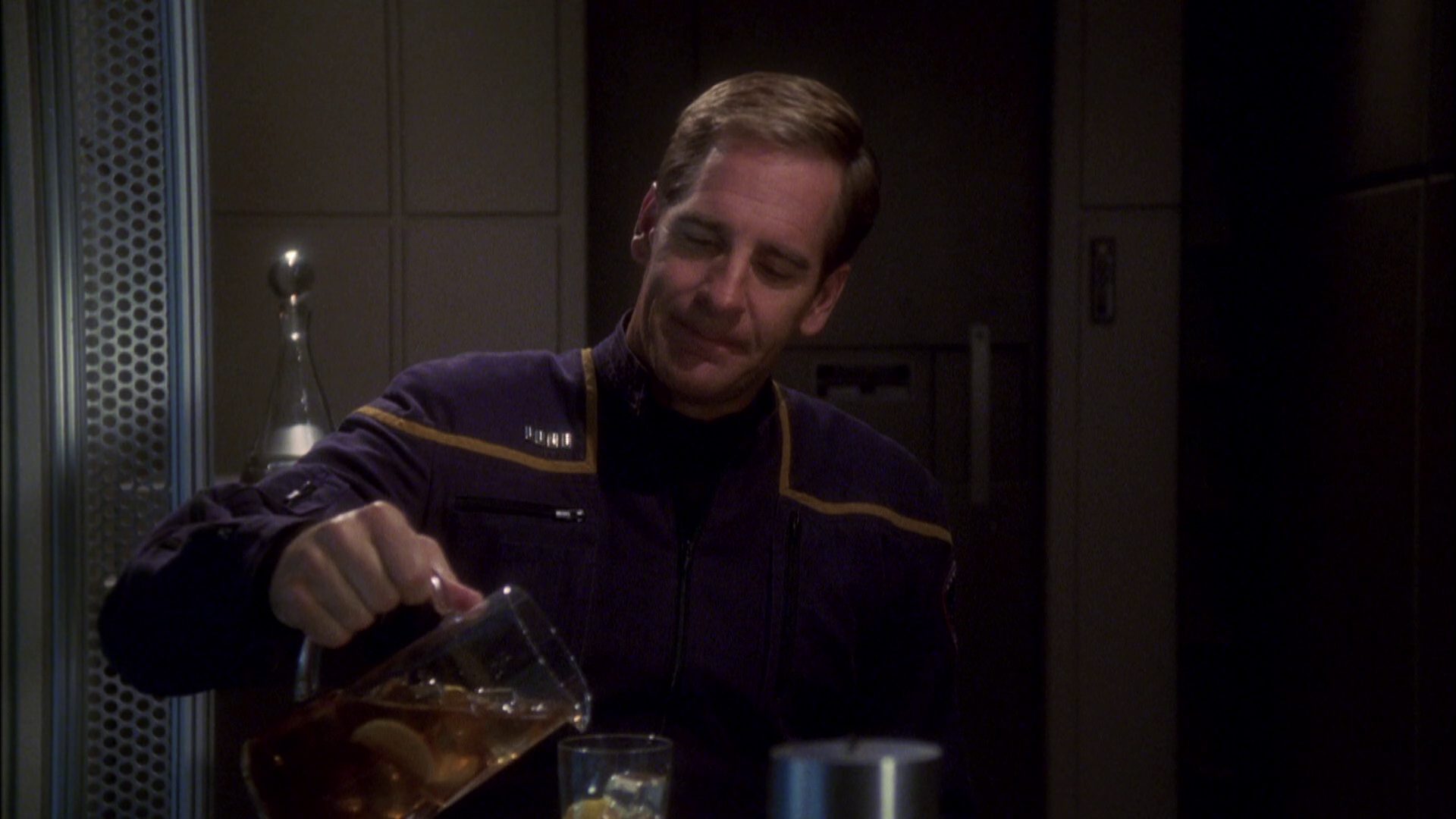 extant_StarTrek_ENT_1x08-BreakingTheIce_2296.jpg