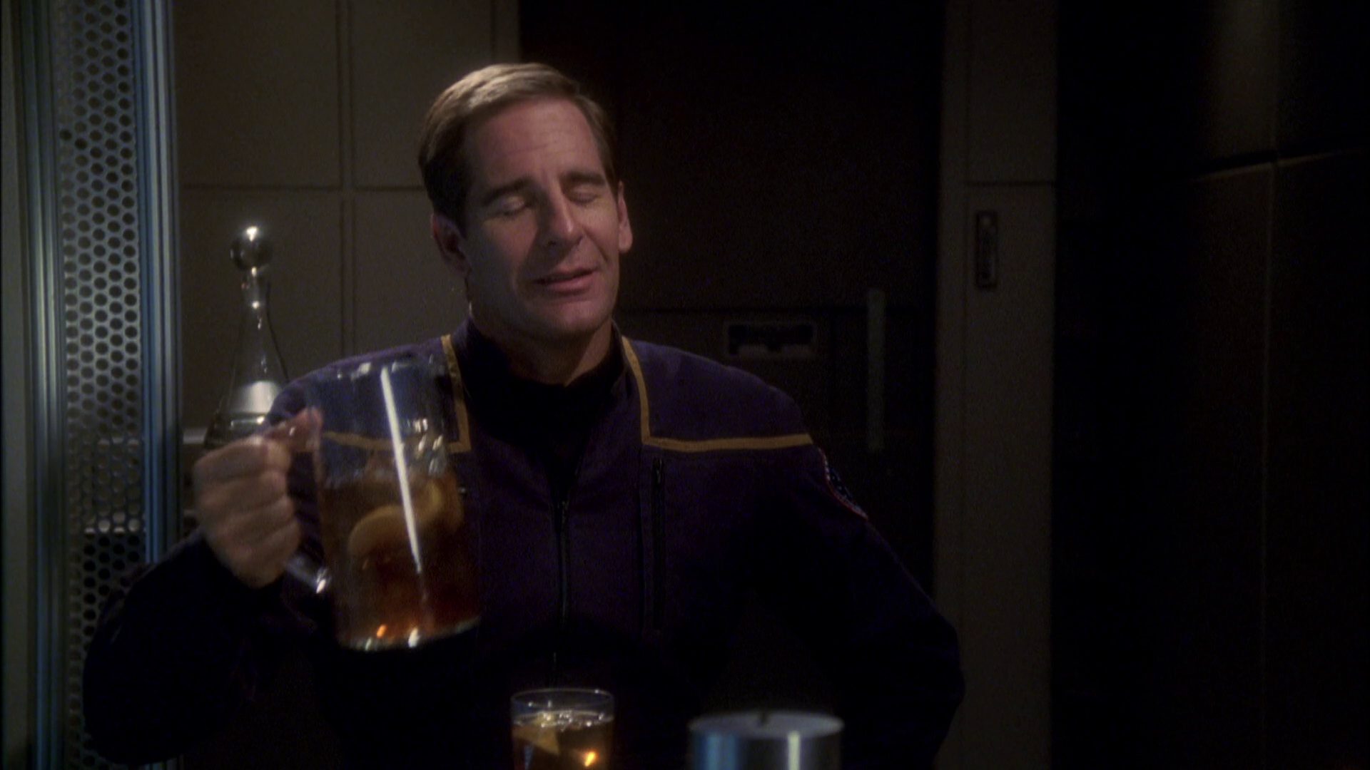 extant_StarTrek_ENT_1x08-BreakingTheIce_2308.jpg