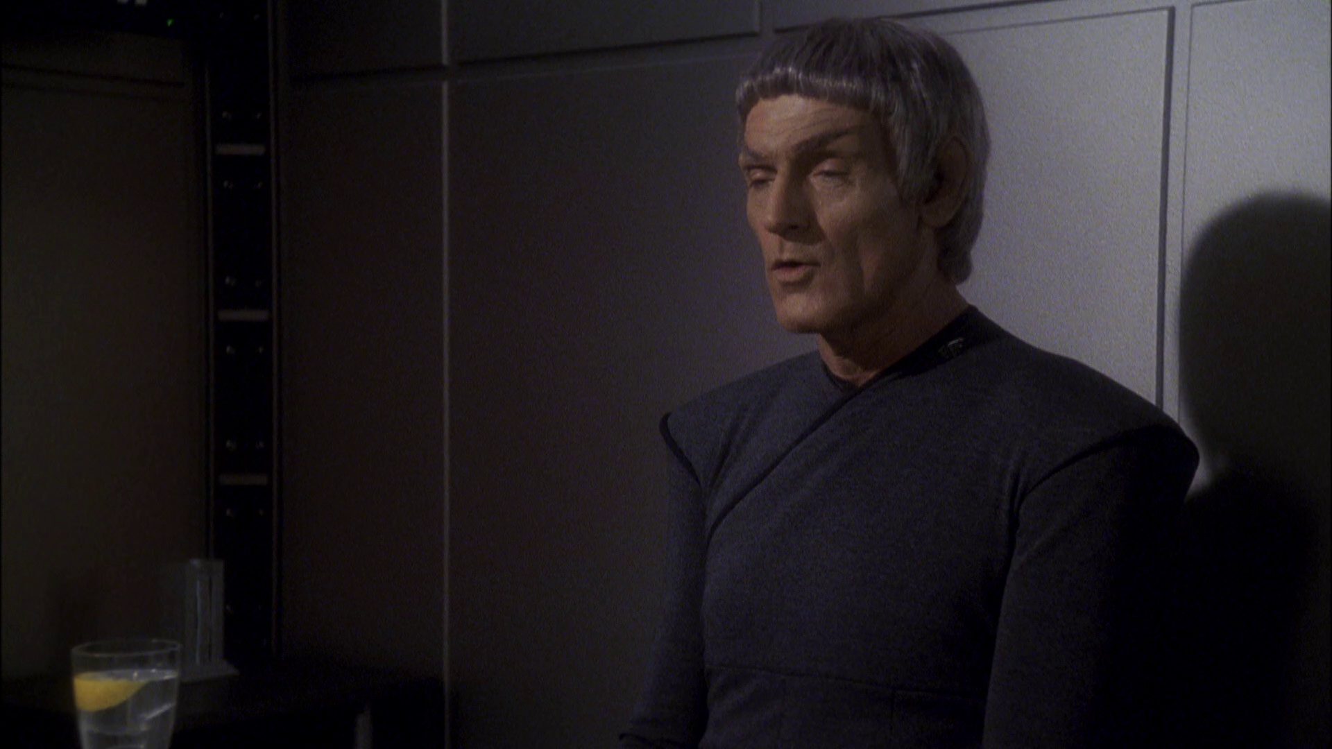 extant_StarTrek_ENT_1x08-BreakingTheIce_2319.jpg