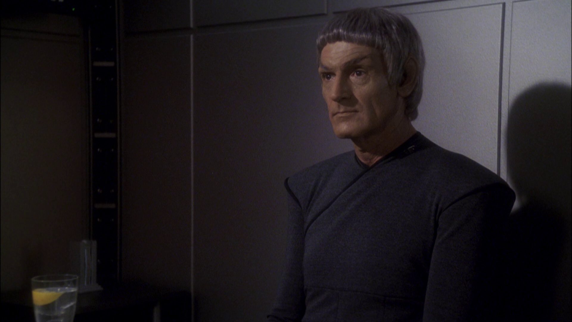 extant_StarTrek_ENT_1x08-BreakingTheIce_2324.jpg
