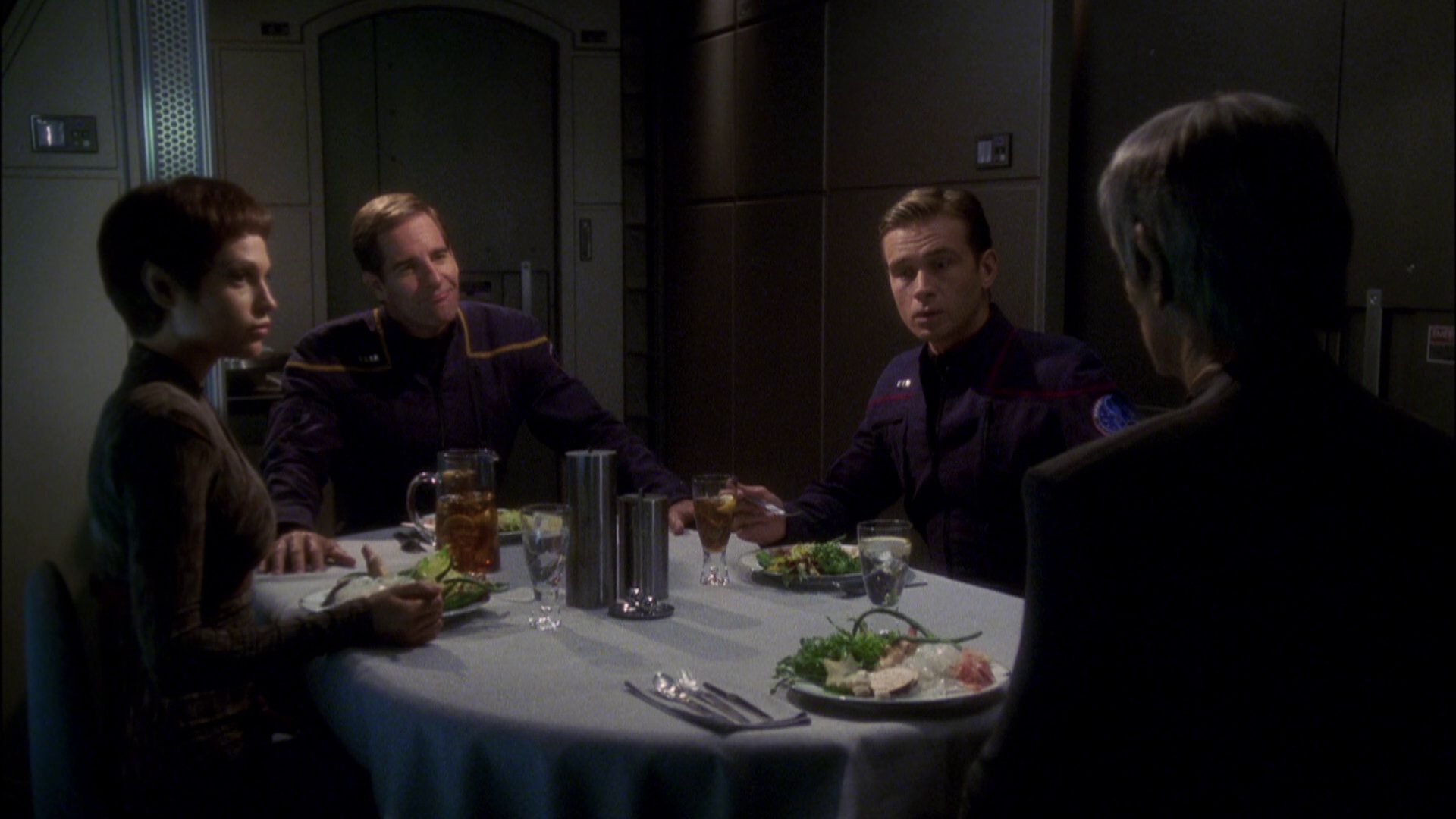 extant_StarTrek_ENT_1x08-BreakingTheIce_2414.jpg