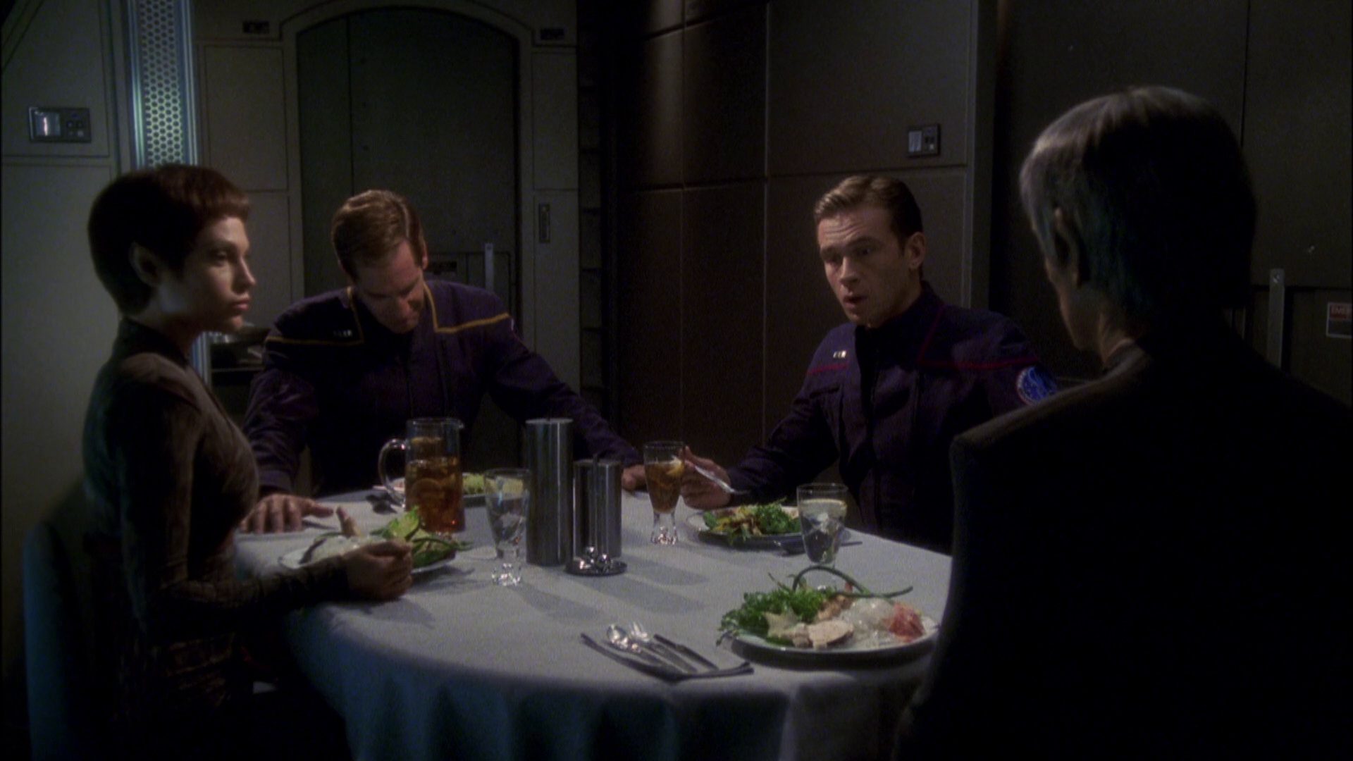 extant_StarTrek_ENT_1x08-BreakingTheIce_2416.jpg