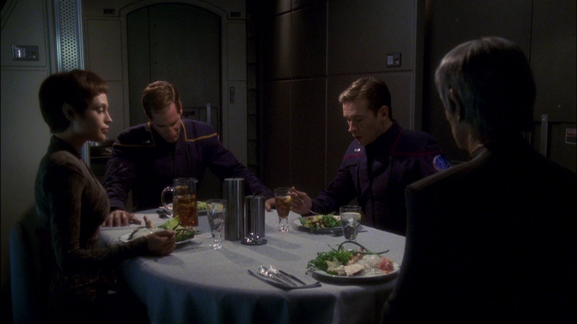 extant_StarTrek_ENT_1x08-BreakingTheIce_2417.jpg