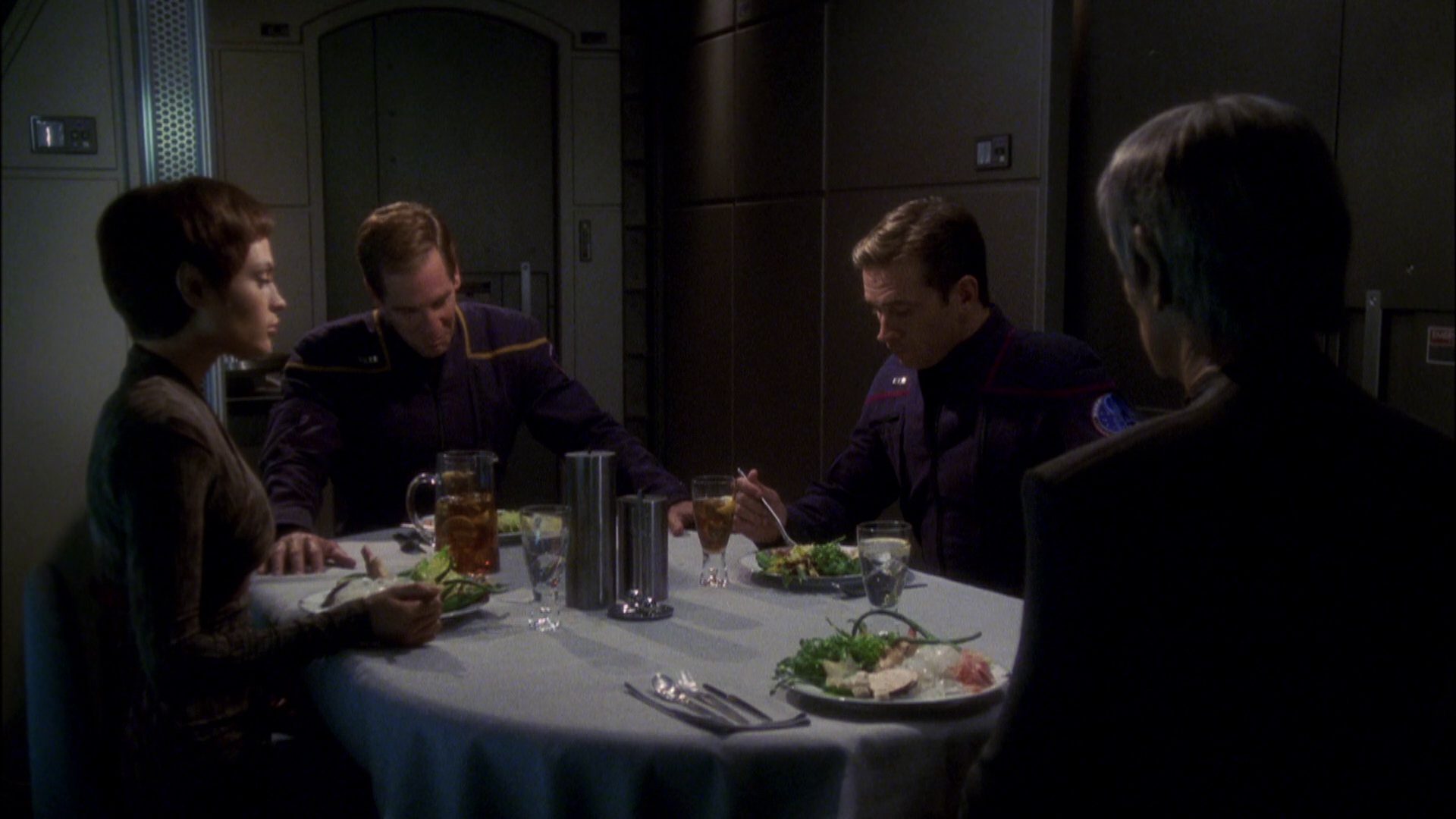 extant_StarTrek_ENT_1x08-BreakingTheIce_2419.jpg