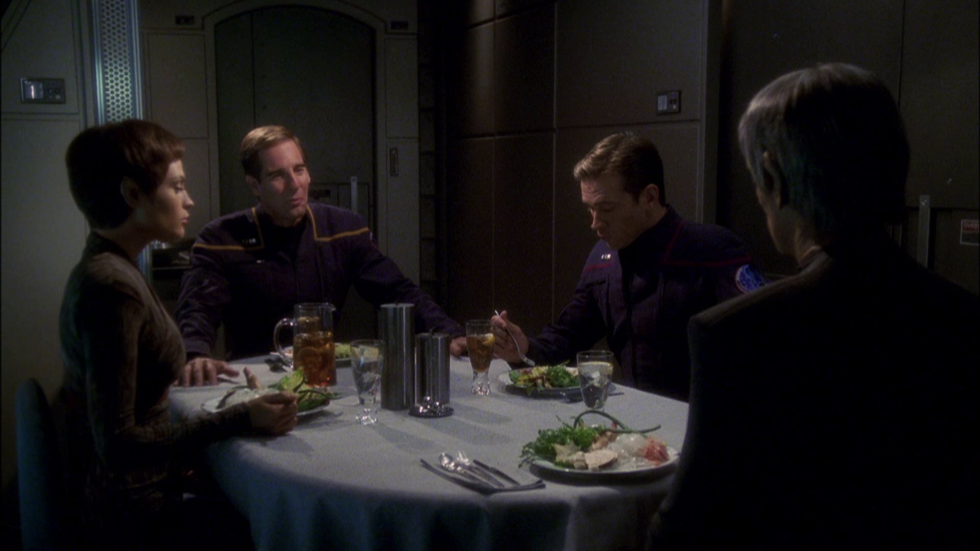 extant_StarTrek_ENT_1x08-BreakingTheIce_2420.jpg