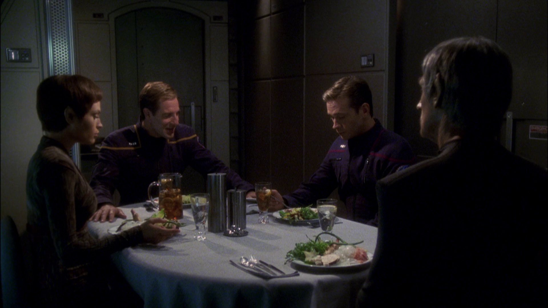 extant_StarTrek_ENT_1x08-BreakingTheIce_2425.jpg