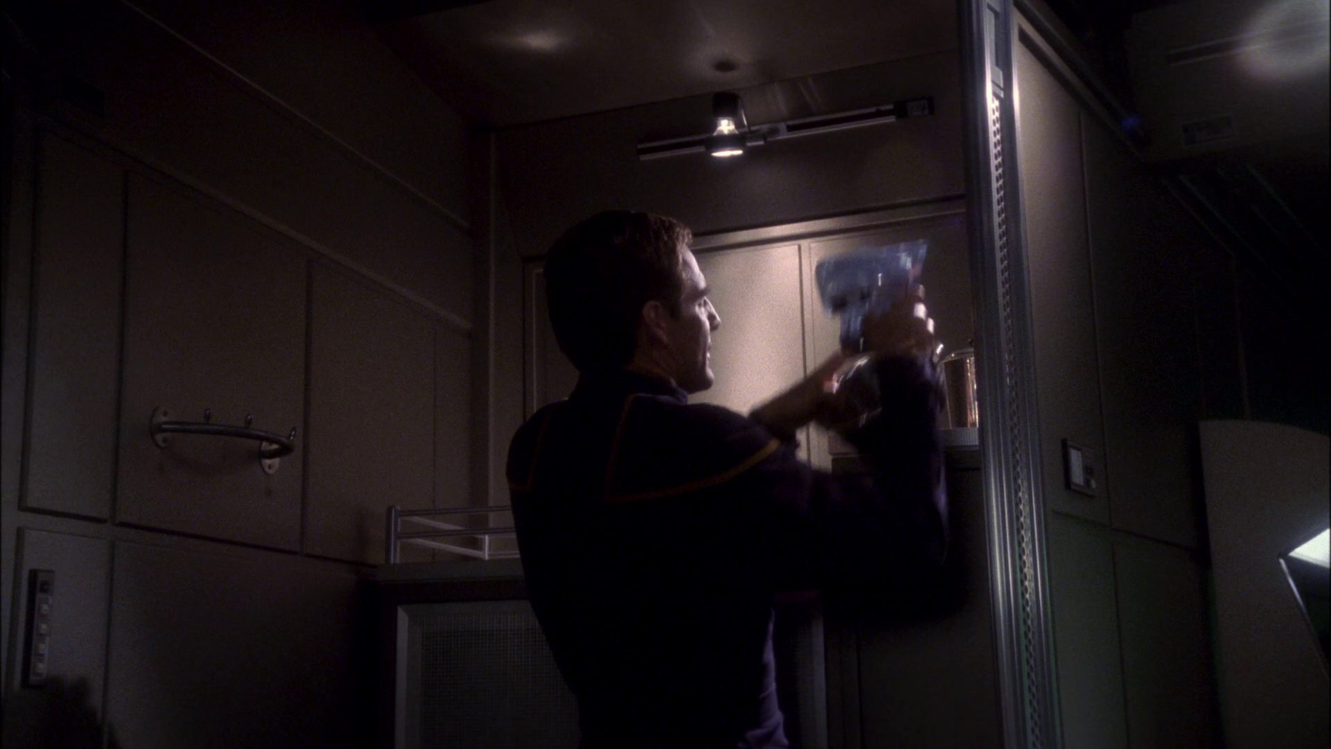 extant_StarTrek_ENT_1x11-ColdFront_2427.jpg