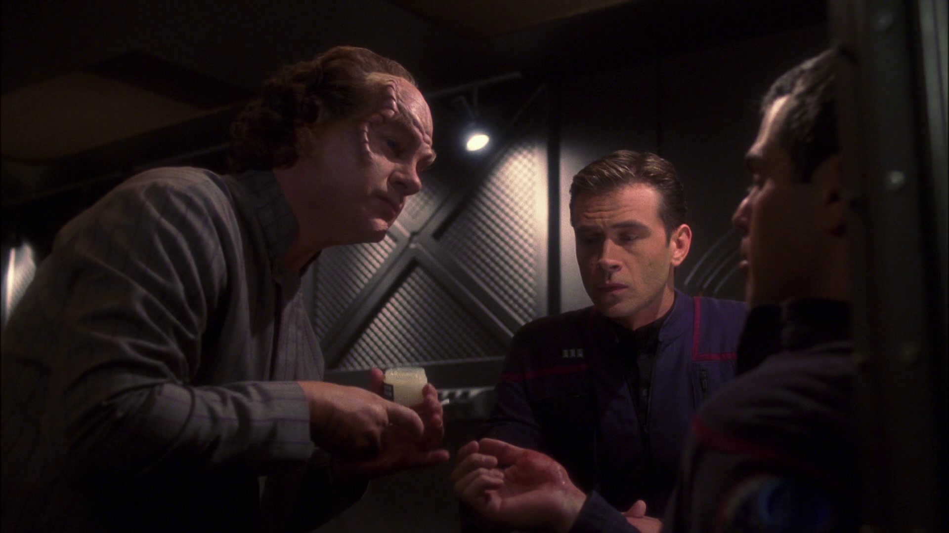 extant_StarTrek_ENT_1x13-DearDoctor_0422.jpg