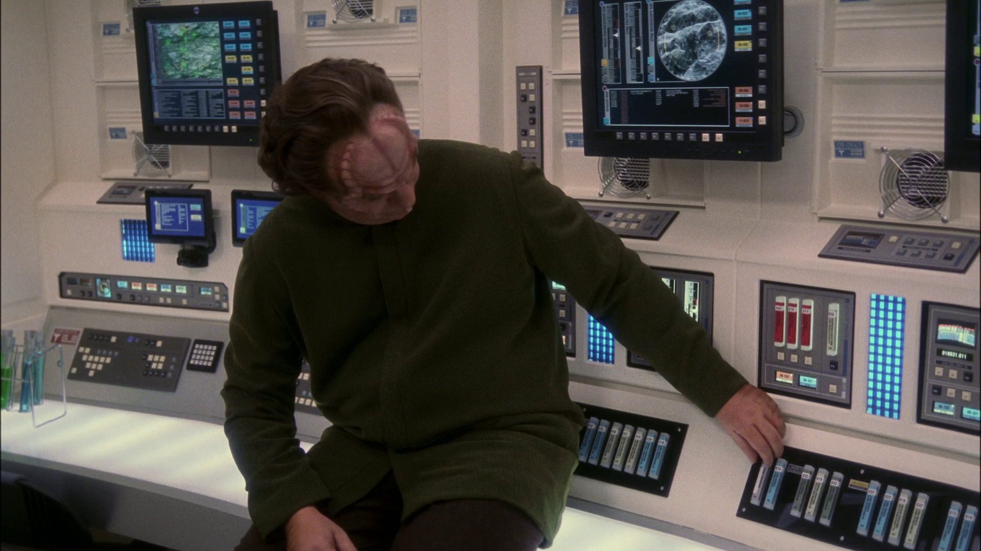 extant_StarTrek_ENT_1x13-DearDoctor_3542.jpg