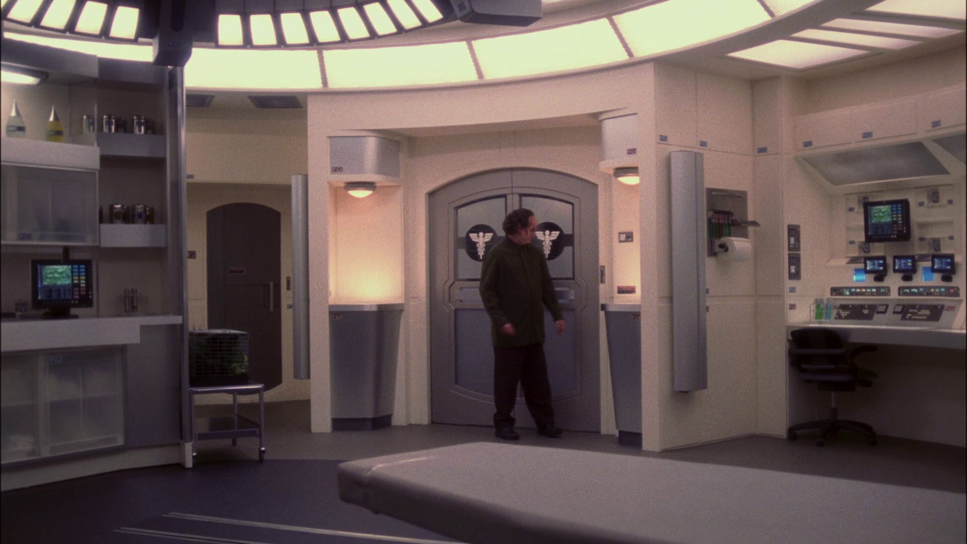 extant_StarTrek_ENT_1x13-DearDoctor_3668.jpg