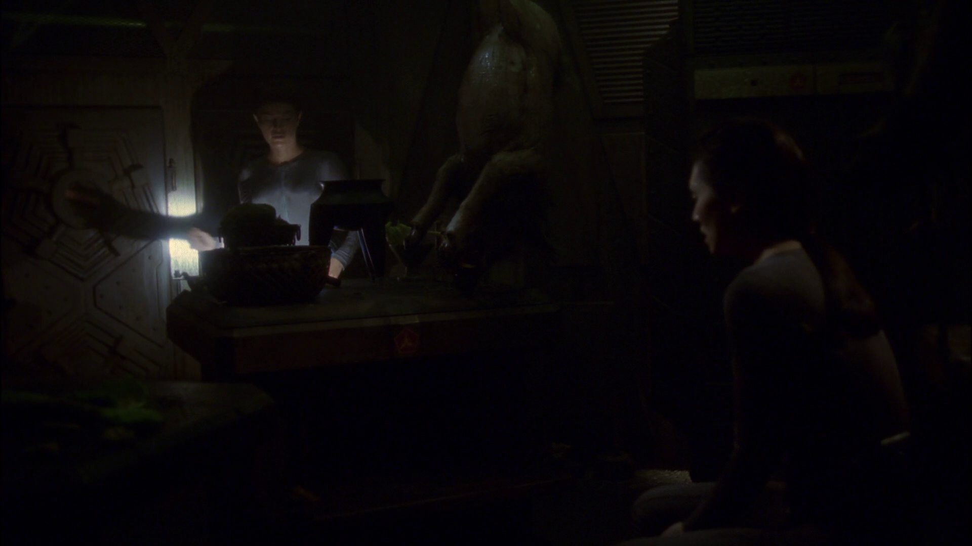 extant_StarTrek_ENT_1x14-SleepingDogs_2504.jpg