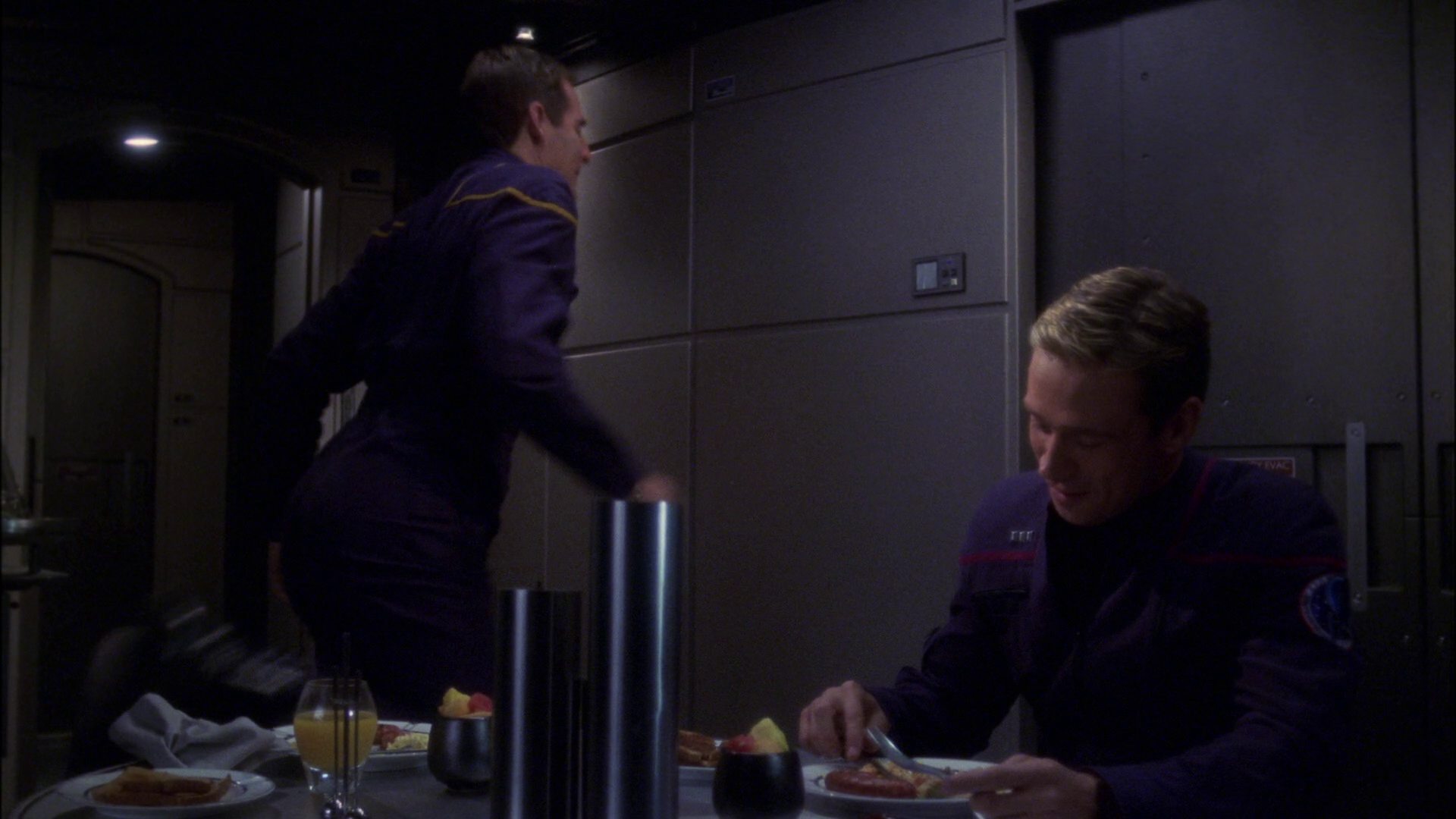extant_StarTrek_ENT_1x15-ShadowsOfPJem_0401.jpg