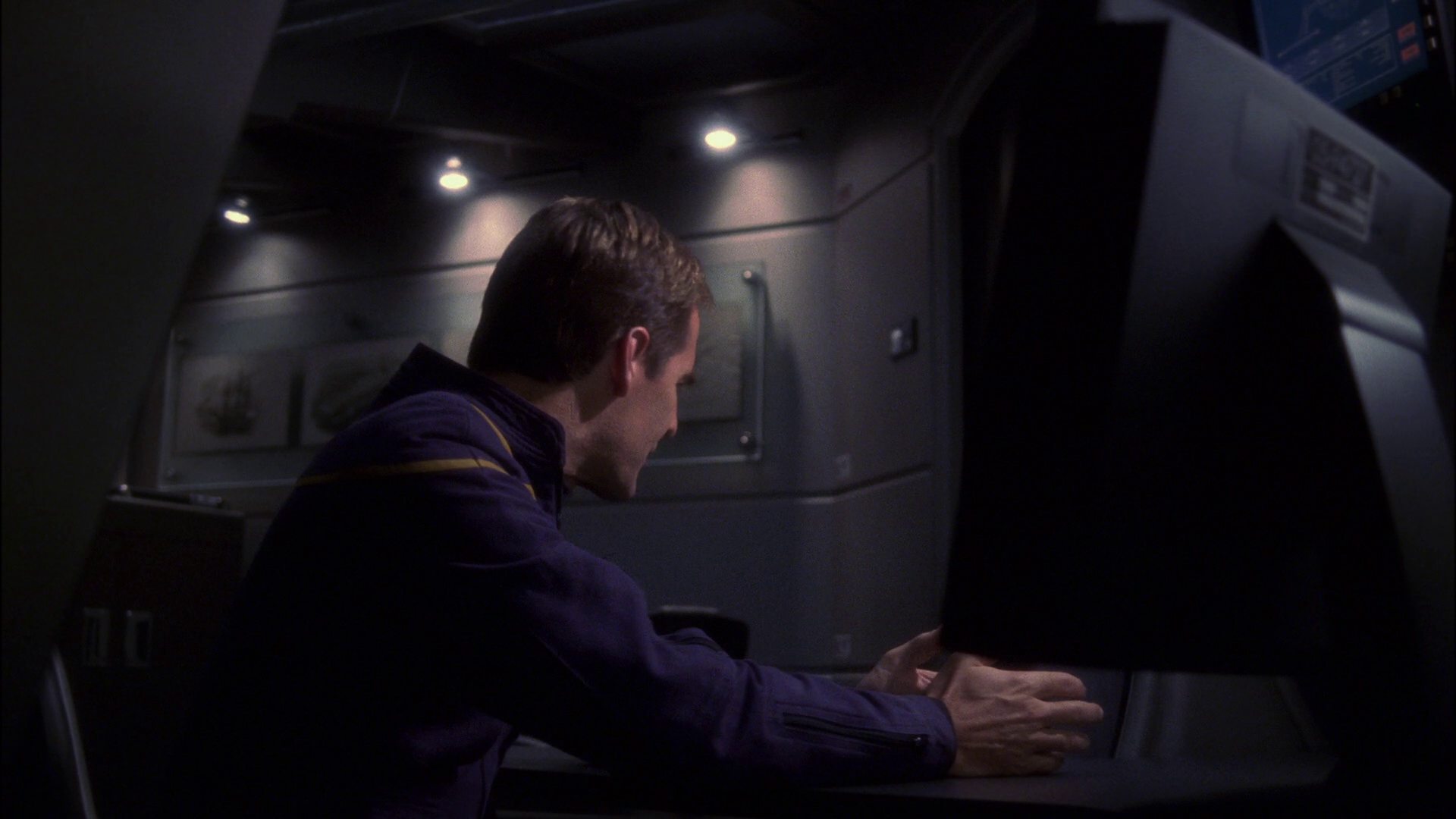 extant_StarTrek_ENT_1x15-ShadowsOfPJem_0445.jpg